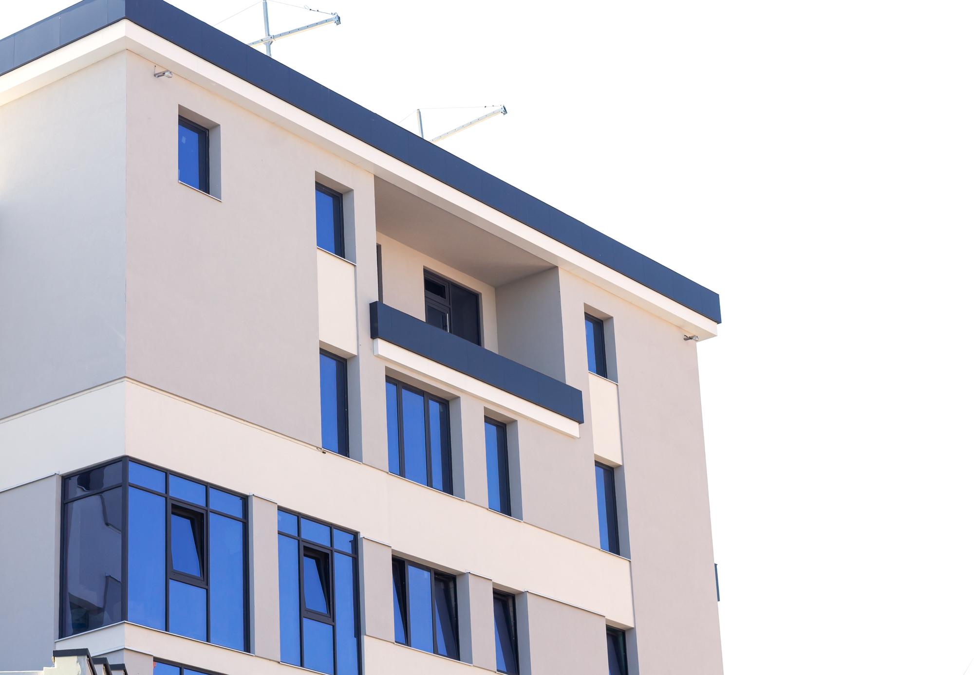fațadă modernă de clădire rezidențială în lumină albastră